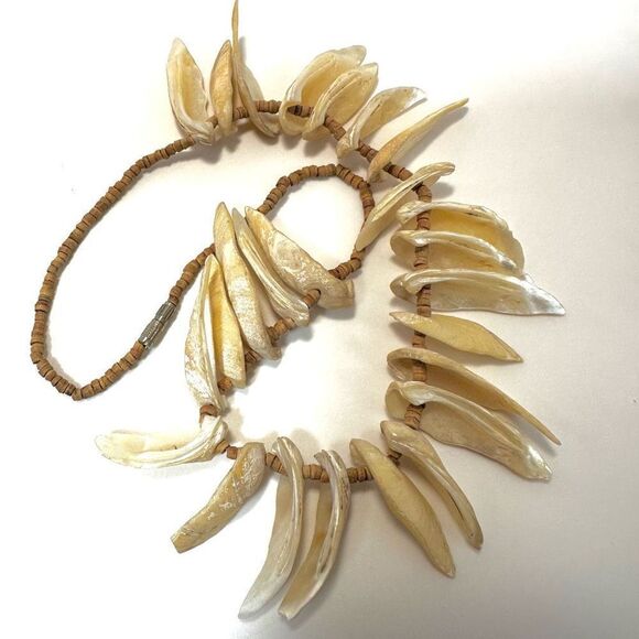 Shell necklace with wooden beads - Picture 5 of 10
